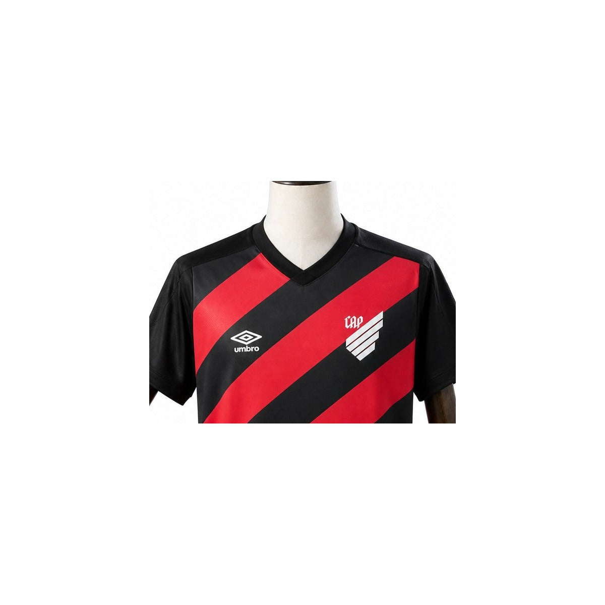 Camisa Athletico-PR - 1º Uniforme Torcedor Sem Patch 2026/2027 detalhe escudo manequim fundo branco