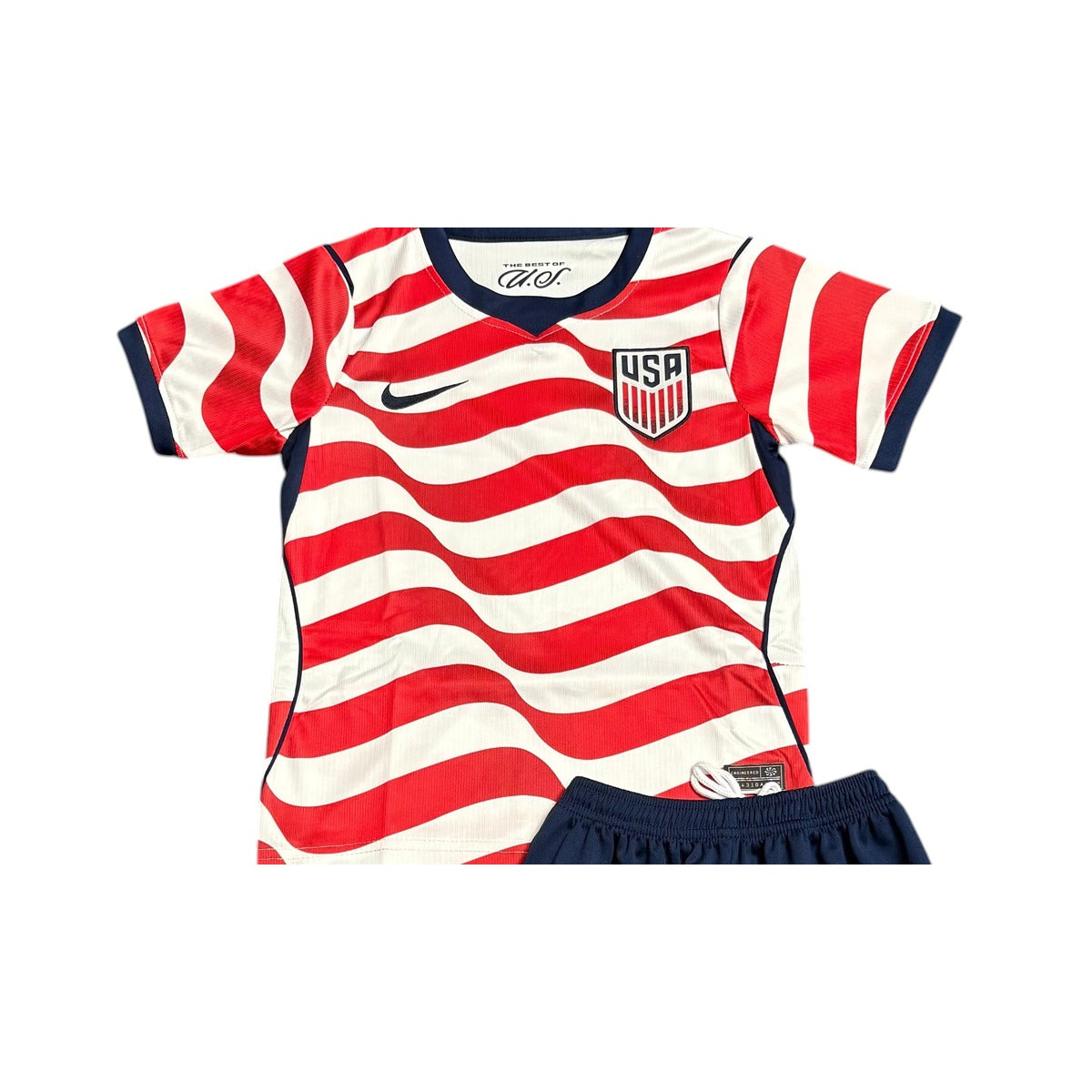 Camisa seleção Estados Unidos Infantil 26 detalhe escudo manequim fundo branco
