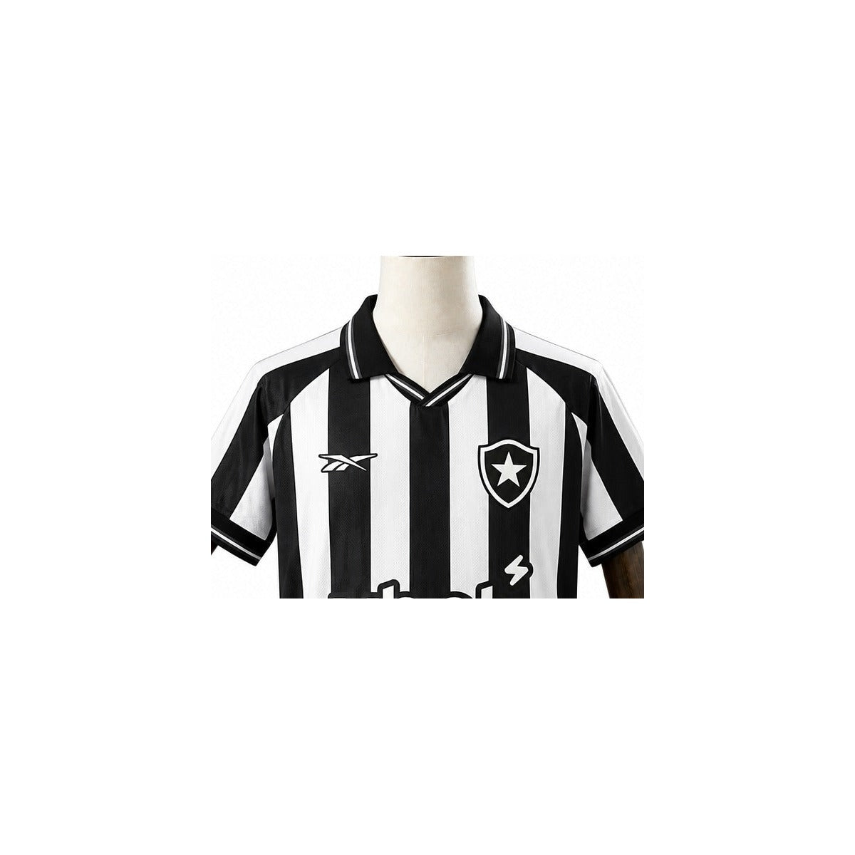 Camisa Botafogo - 1º Uniforme Torcedor Sem Patch 2025/2026 detalhe escudo manequim fundo branco