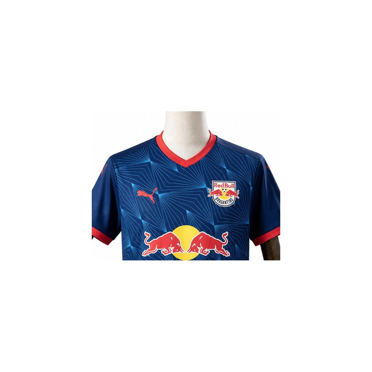 Camisa Bragantino – 2º Uniforme Torcedor 2026 detalhe escudo manequim fundo branco