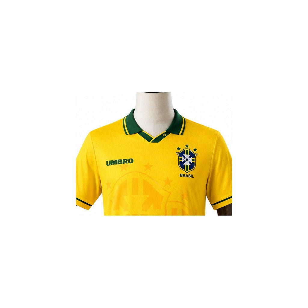Camisa Seleção Brasileira Retrô Amarela 1994 detalhe escudo manequim fundo branco
