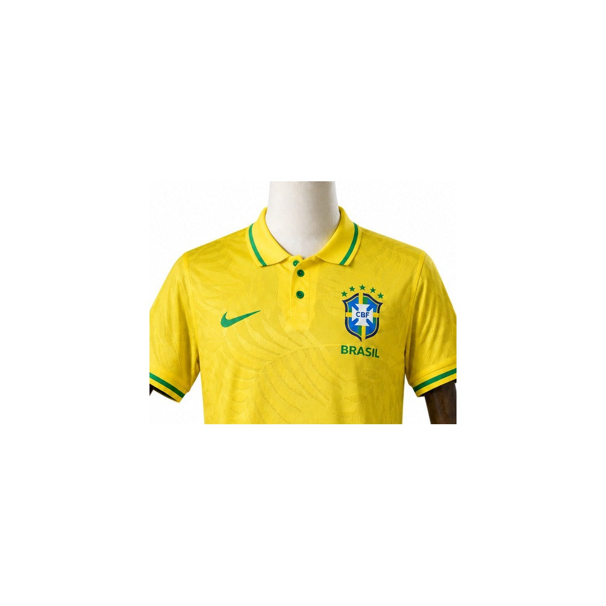 Camisa Seleção Brasileira Amarela (Edição Especial) 2026 detalhe escudo manequim fundo branco