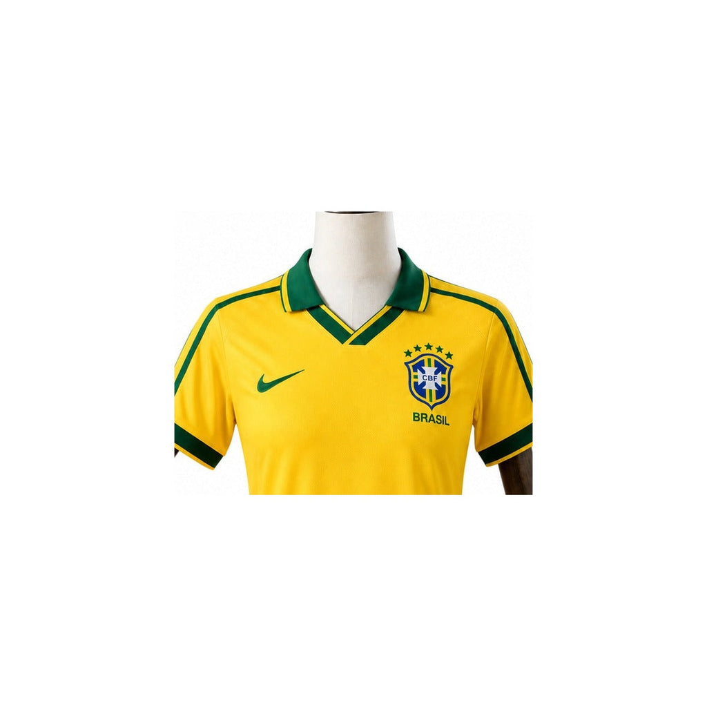 Camisa Seleção Brasileira Feminina Retrô Amarela 1998 detalhe escudo manequim fundo branco