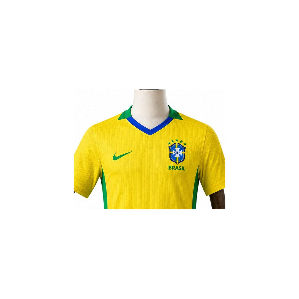 Camisa Seleção Brasileira Amarela Manga Longa 2022 detalhe escudo manequim fundo branco