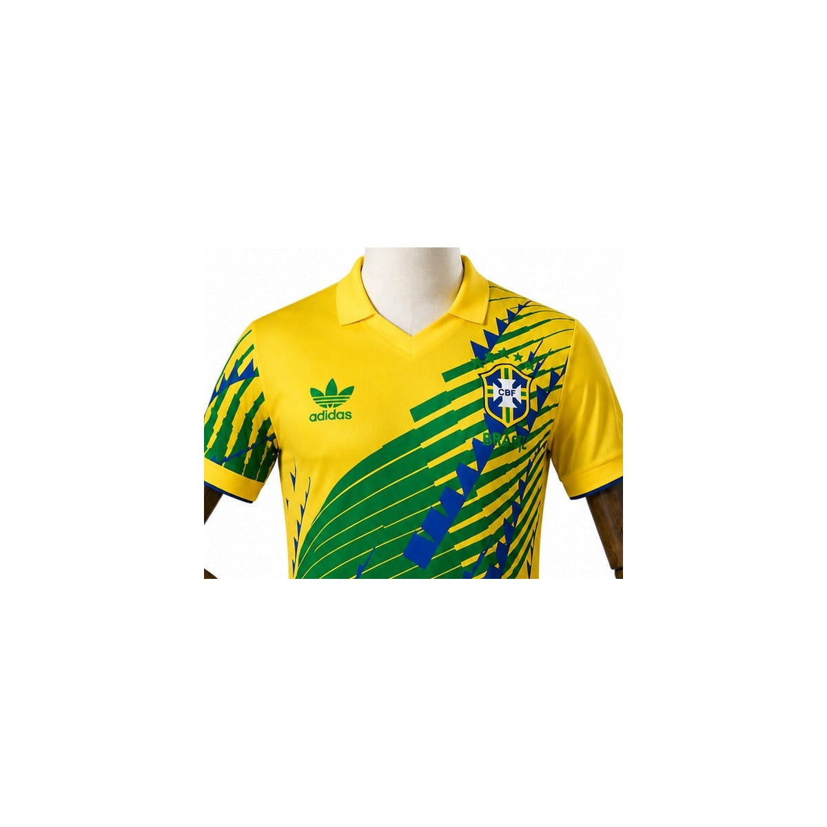 Camisa Seleção Brasileira Amarela-Verde (Edição Especial) 2026 detalhe escudo manequim fundo branco