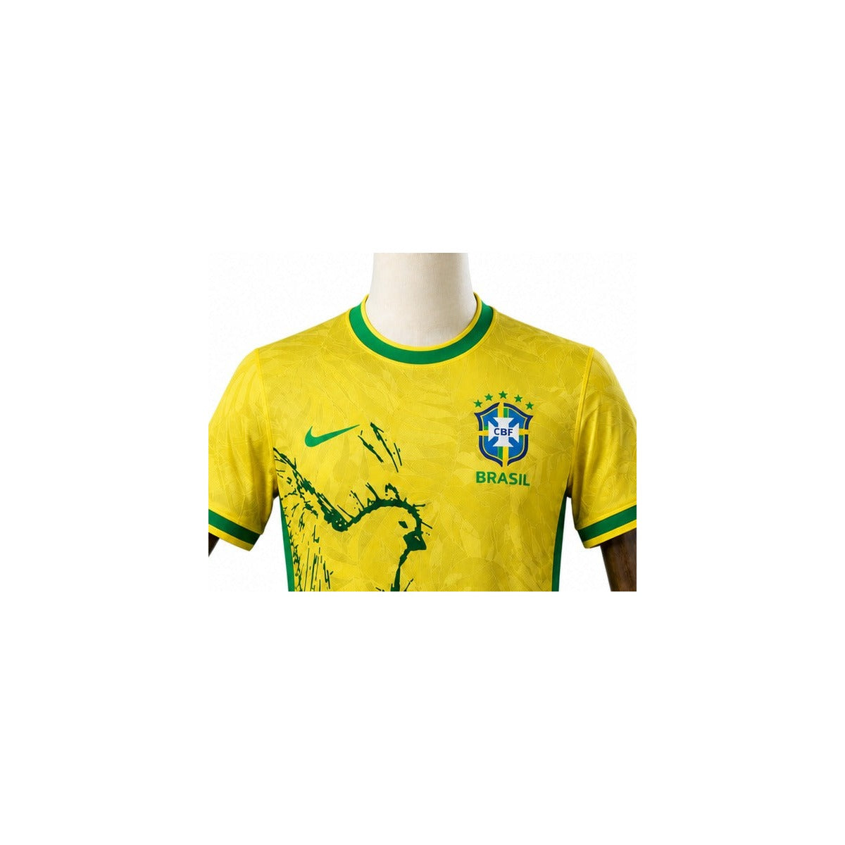 Camisa Seleção Brasileira Amarela-Verde (edição especial) 2026 detalhe escudo manequim fundo branco