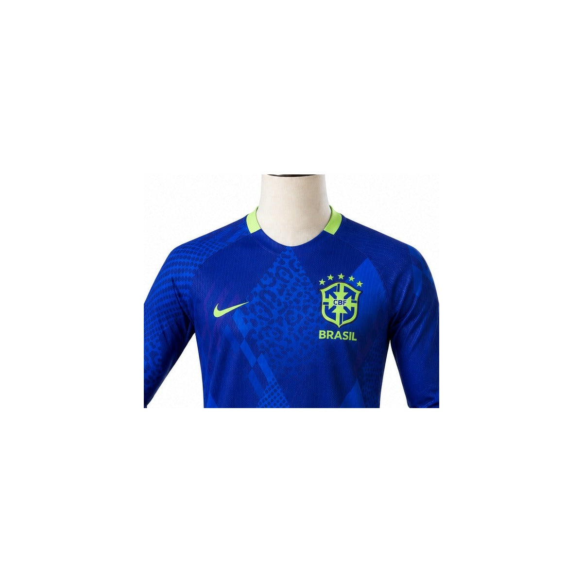 Camisa Seleção Brasileira Azul Manga Longa (Edição Especial) detalhe escudo manequim fundo branco