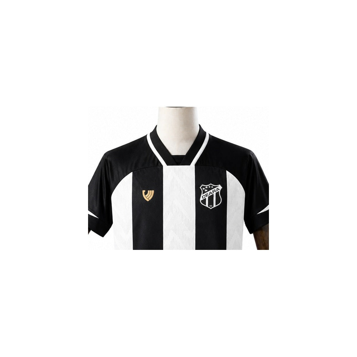 Camisa Ceará - 1º Uniforme Torcedor Sem Patch 2025/2026 detalhe escudo manequim fundo branco