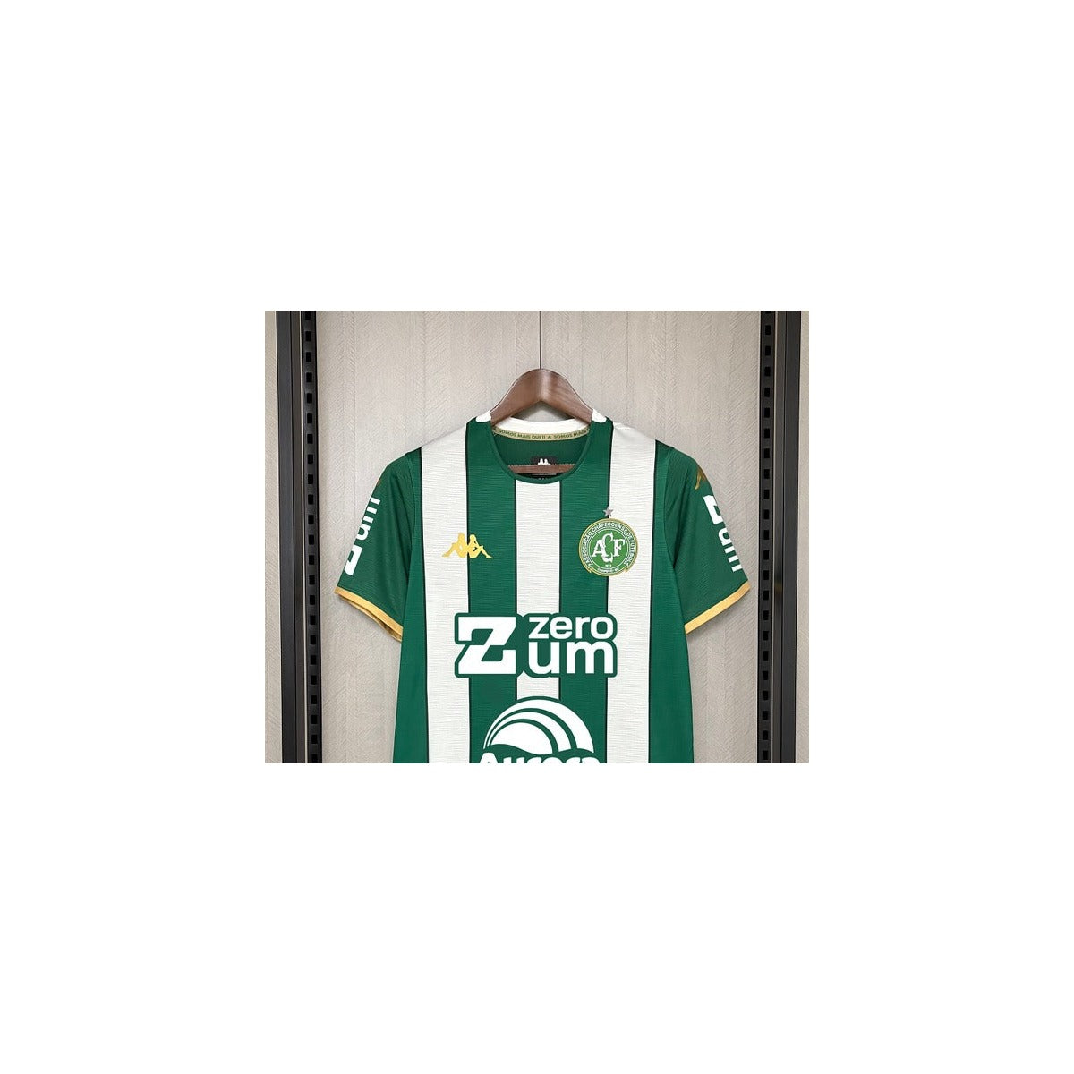 Camisa Chapecoense – 1º Uniforme Jogador 2026/2027 detalhe escudo manequim fundo branco