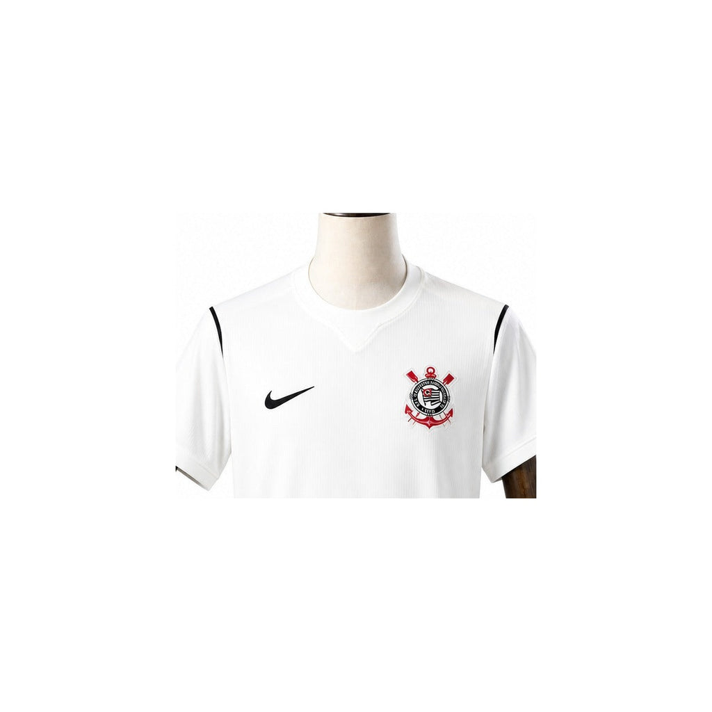 Camisa Corinthians - 1º Uniforme Torcedor Sem Patch 2026/2027 detalhe escudo manequim fundo branco