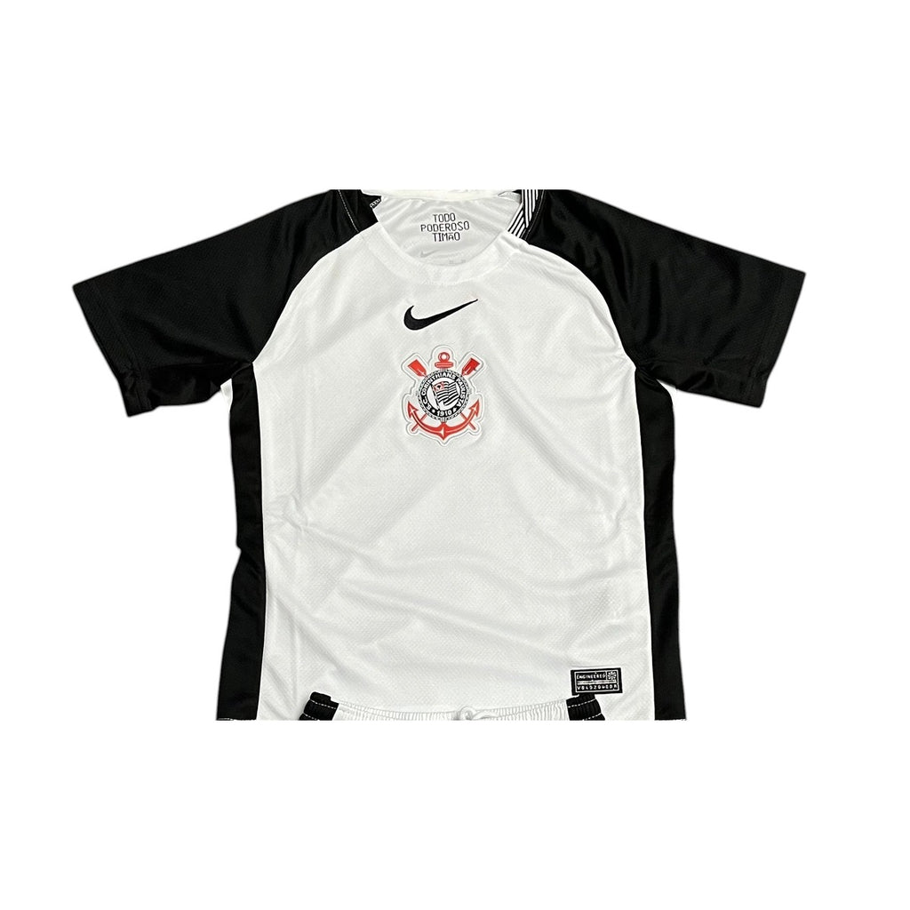 Camisa Corinthians  Infantil 26 detalhe escudo manequim fundo branco
