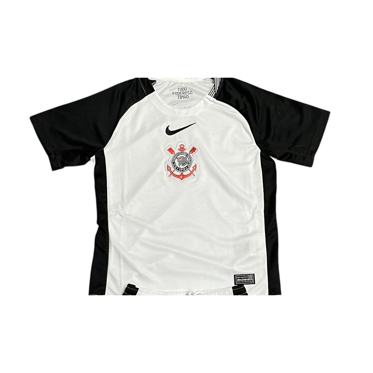 Camisa Corinthians  Infantil 26 detalhe escudo manequim fundo branco