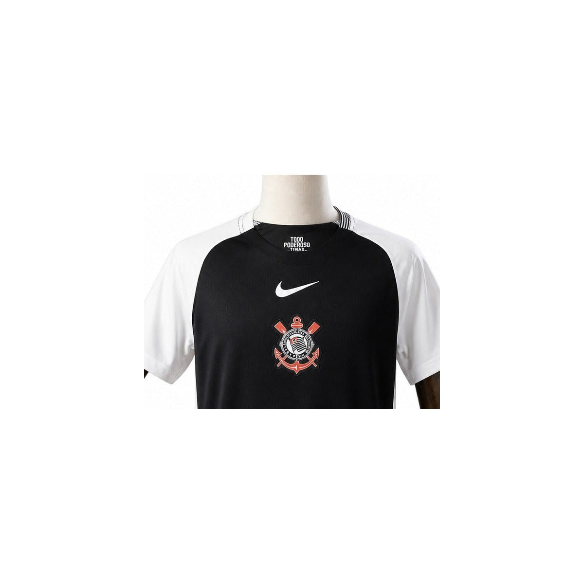 Camisa Corinthians – 2º Uniforme Torcedor 2026 detalhe escudo manequim fundo branco