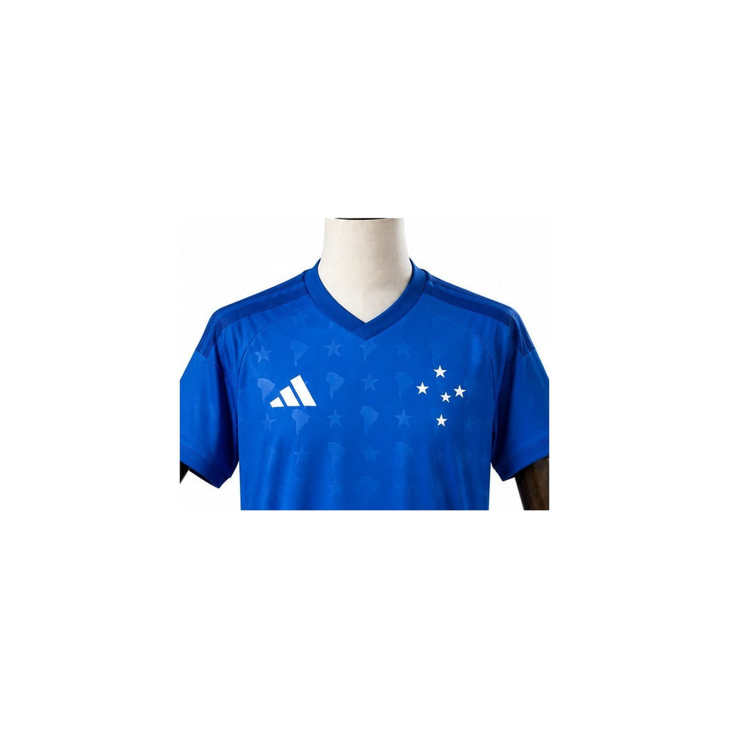 Camisa Cruzeiro - 1º Uniforme Torcedor Sem Patch 2026/2027 detalhe escudo manequim fundo branco
