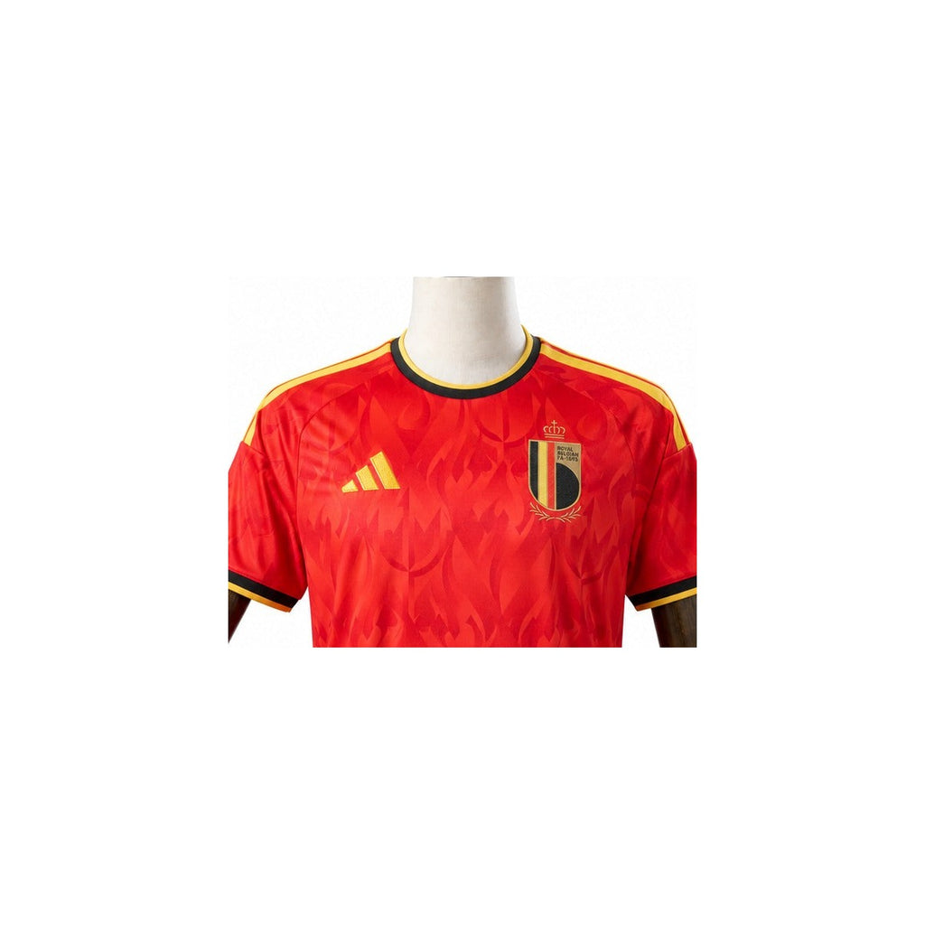 Camisa Seleção Bélgica - 1º Uniforme Torcedor 2026 detalhe escudo manequim fundo branco
