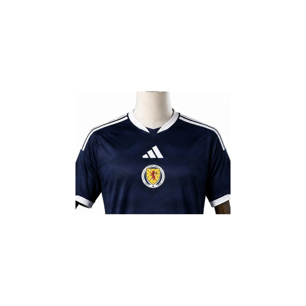Camisa Seleção Escócia 1 uniforme 2026 detalhe escudo manequim fundo branco
