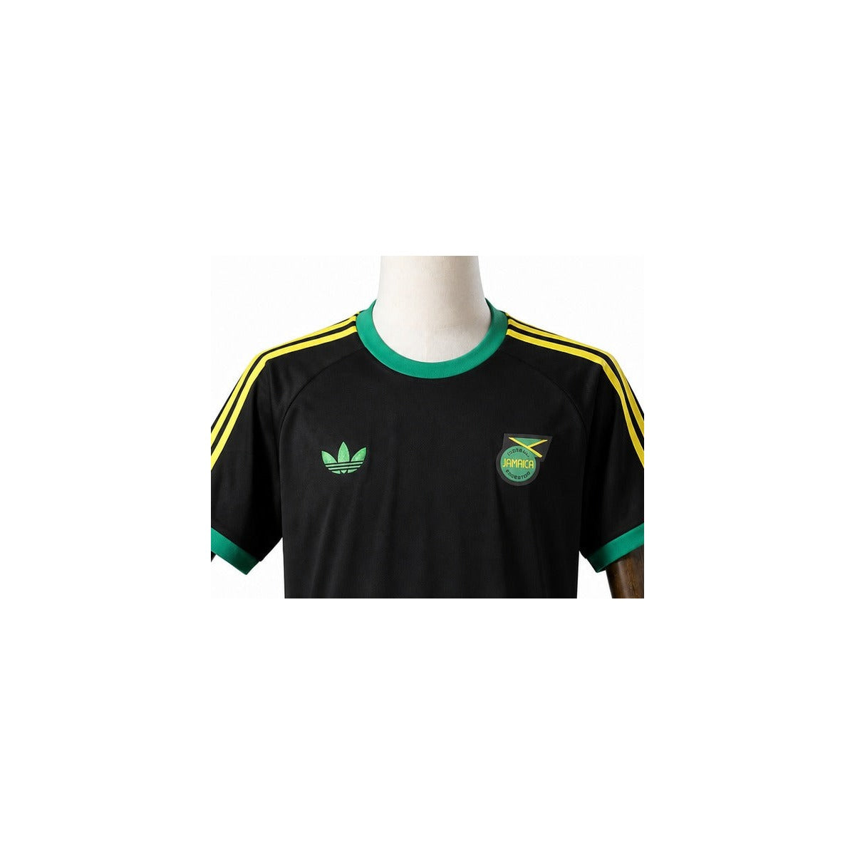Camisa Seleção Jamaica 2 uniforme 2026 detalhe escudo manequim fundo branco