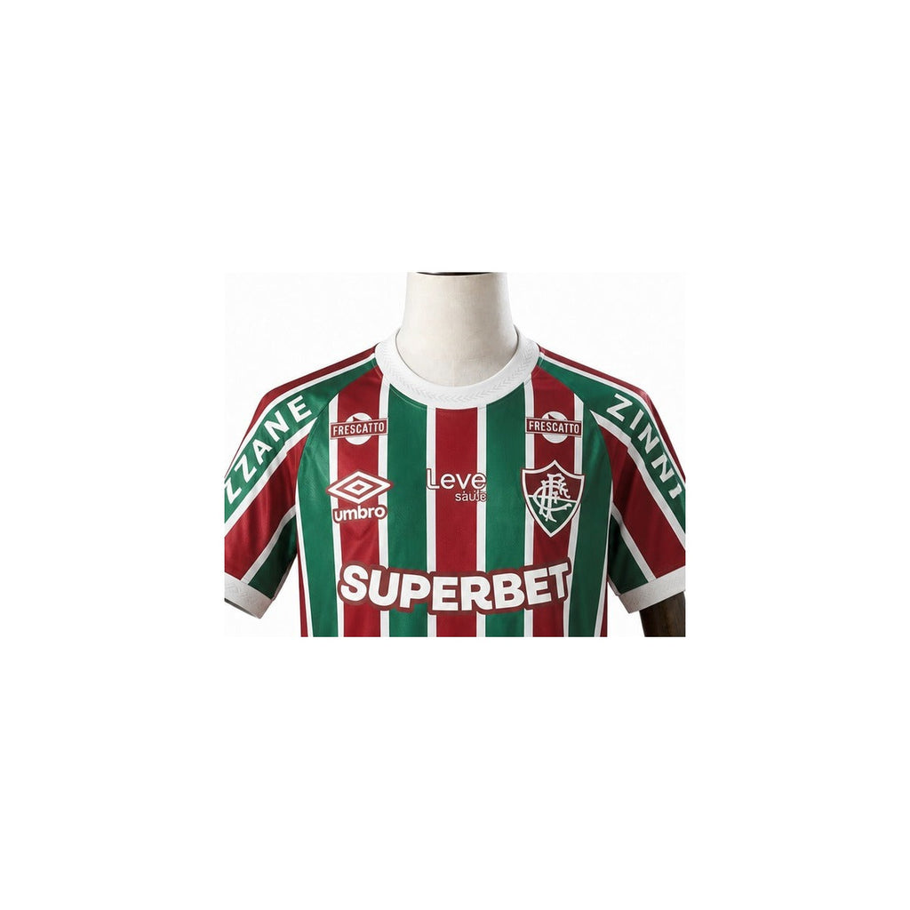 Camisa Fluminense - 1º Uniforme Jogador Completa 2025/2026 detalhe escudo manequim fundo branco