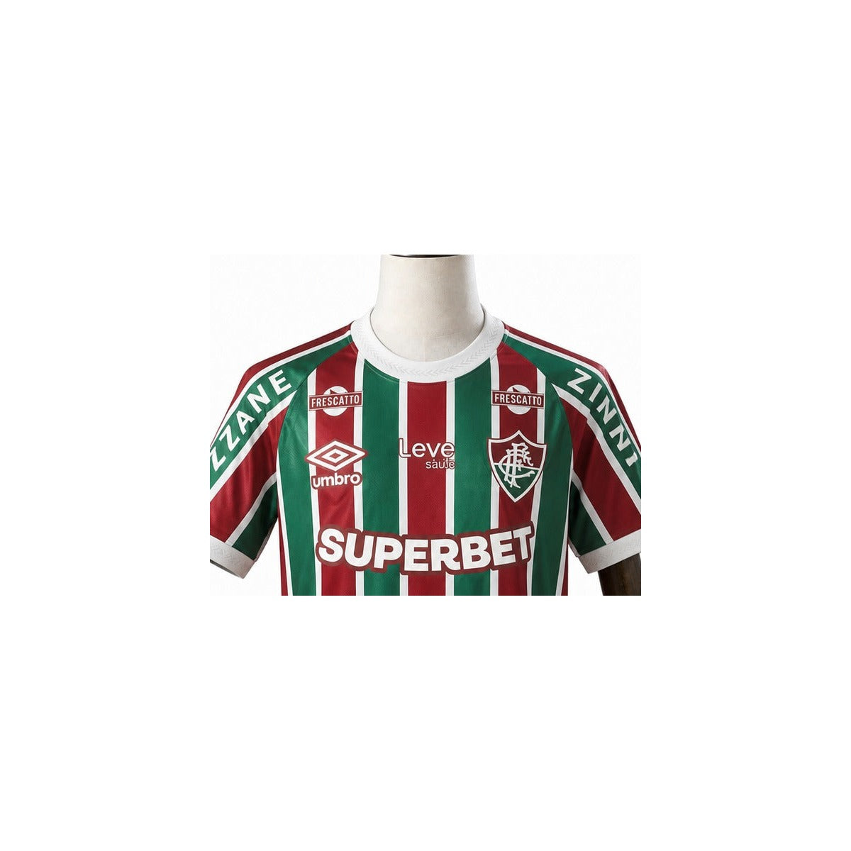 Camisa Fluminense - 1º Uniforme Jogador Completa 2025/2026 detalhe escudo manequim fundo branco