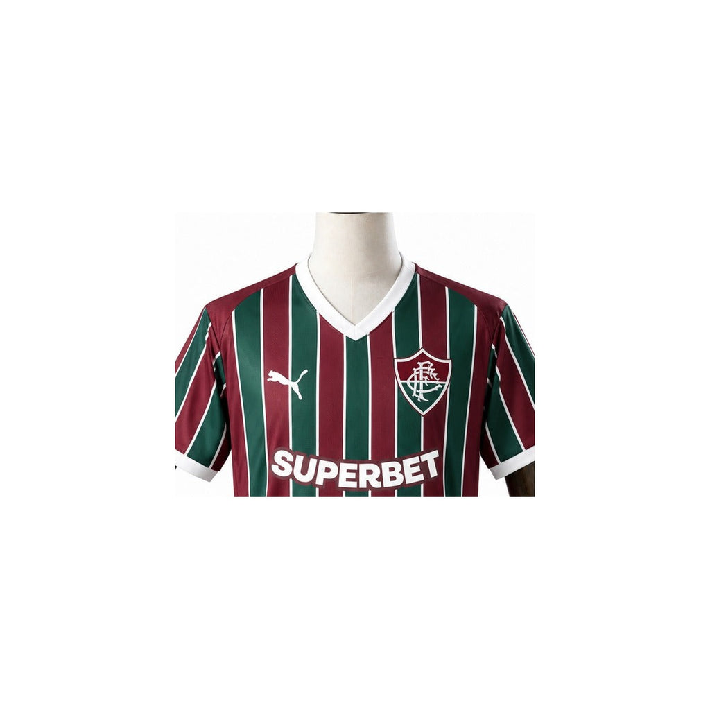 Camisa Fluminense - 1º Uniforme Torcedor Sem Patch 2026/2027 detalhe escudo manequim fundo branco