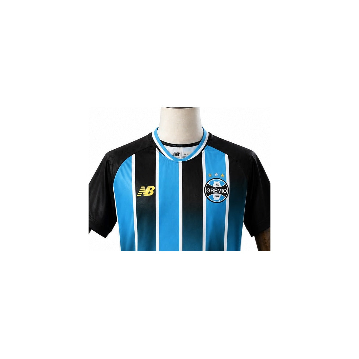 Camisa Grêmio - 1º Uniforme Torcedor Sem Patch 2026/2027 detalhe escudo manequim fundo branco