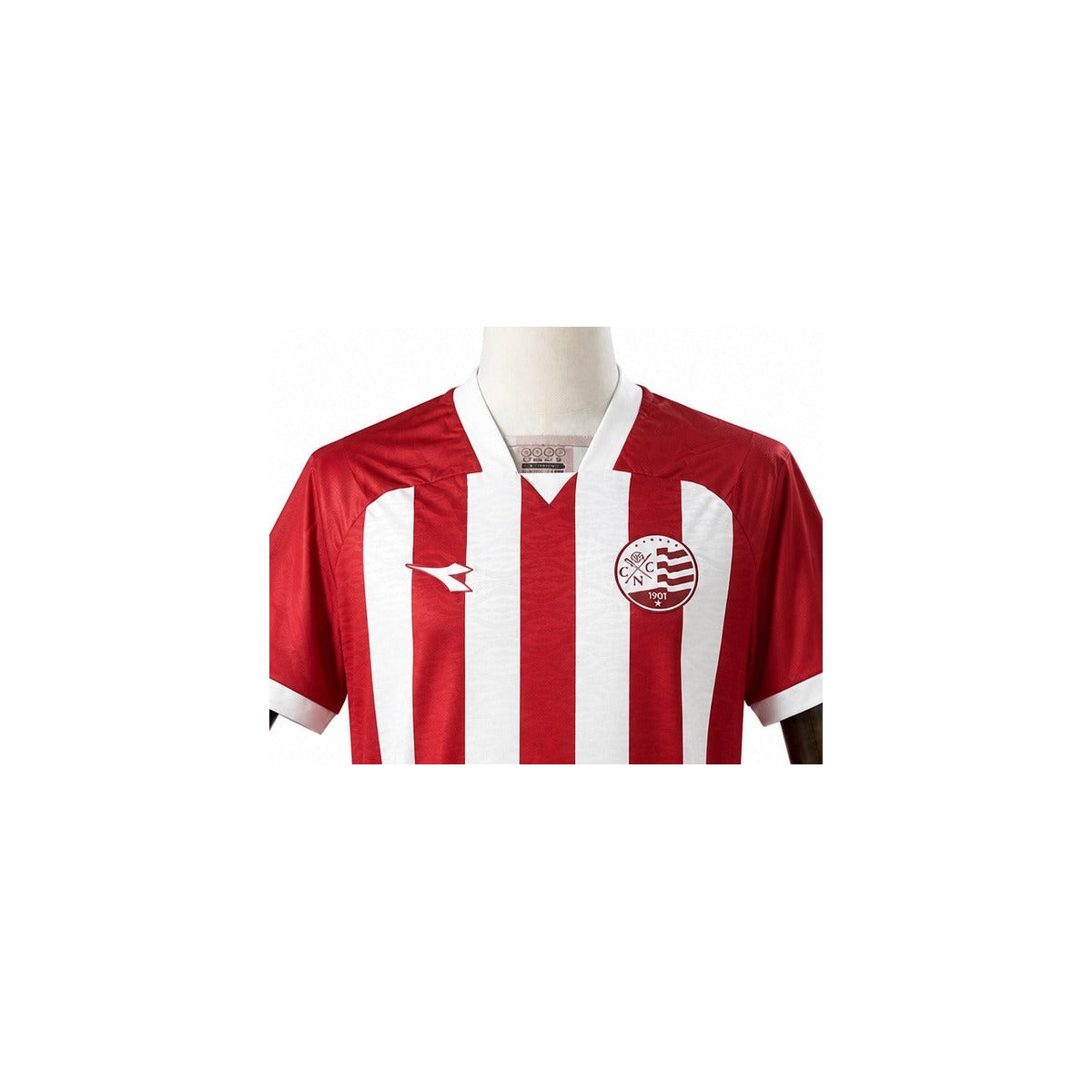Camisa Náutico - 1º Uniforme Torcedor Sem Patch 2025/2026 detalhe escudo manequim fundo branco