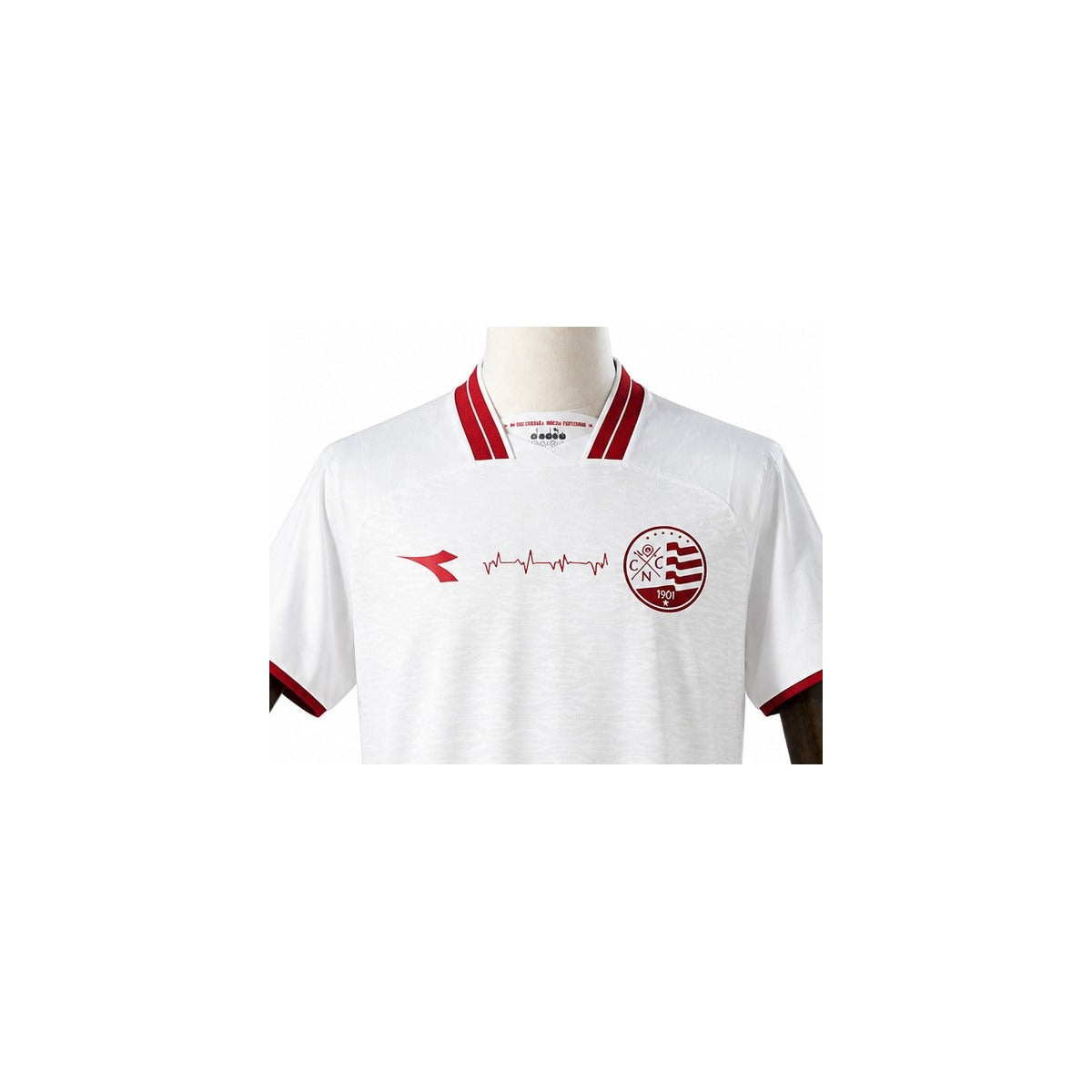 Camisa Náutico - 2º Uniforme Torcedor Sem Patch 2025/2026 detalhe escudo manequim fundo branco