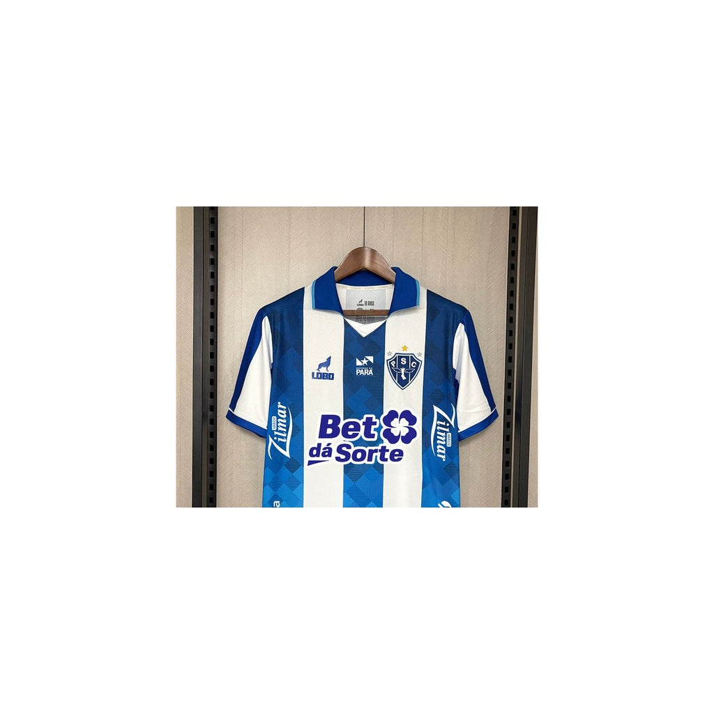 Camisa Paysandu – 1º Uniforme Jogador 2026/2027 detalhe escudo manequim fundo branco