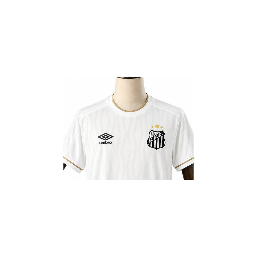 Camisa Santos - 1º Uniforme Torcedor Sem Patch 2026/2027 detalhe escudo manequim fundo branco