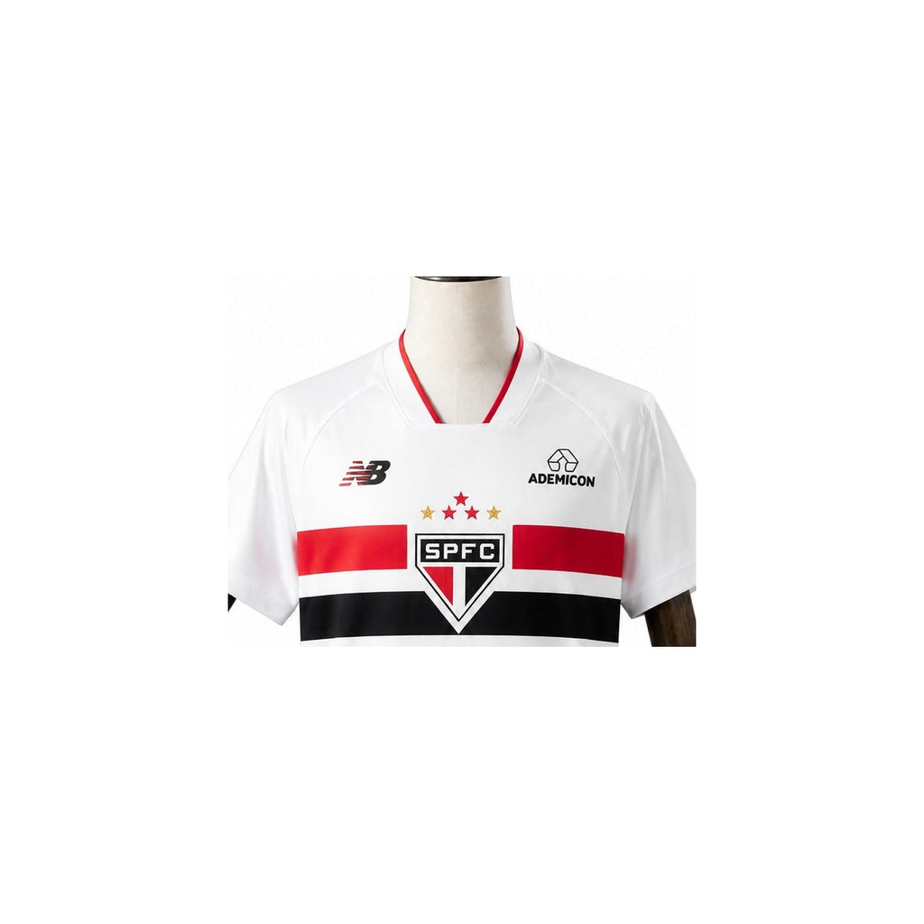 Camisa São Paulo - 1º Uniforme Torcedor Sem Patch 2026/2027 detalhe escudo manequim fundo branco