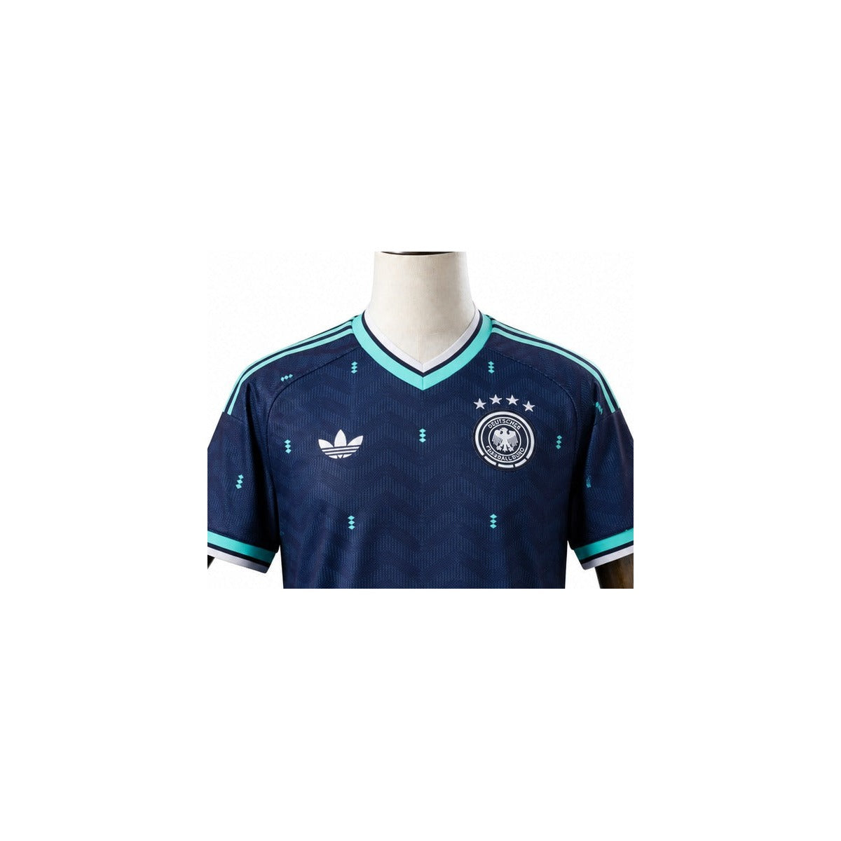 Camisa Seleção Alemanha - 2º Uniforme Torcedor 2026 detalhe escudo manequim fundo branco