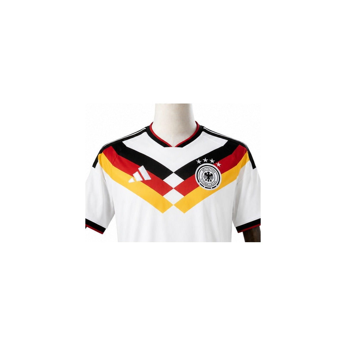 Camisa Seleção Alemanha - 1º Uniforme Torcedor 2026 detalhe escudo manequim fundo branco