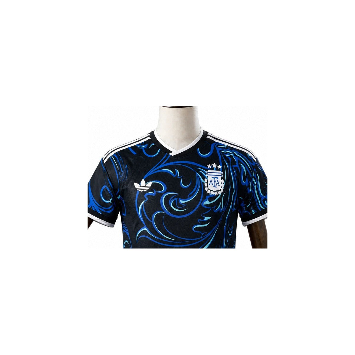 Camisa Seleção Argentina 2026 uniforme 2 detalhe escudo manequim fundo branco