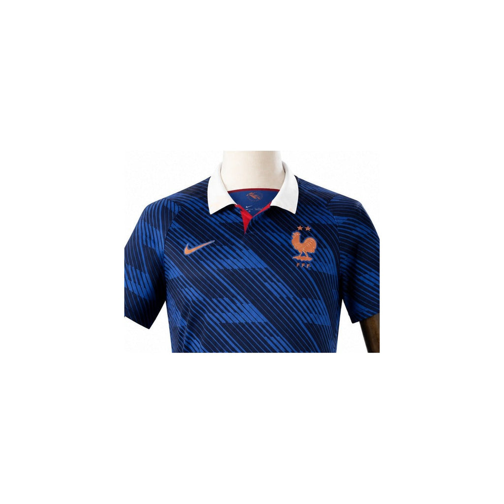 Camisa Seleção França - 1º Uniforme Torcedor 2026 detalhe escudo manequim fundo branco