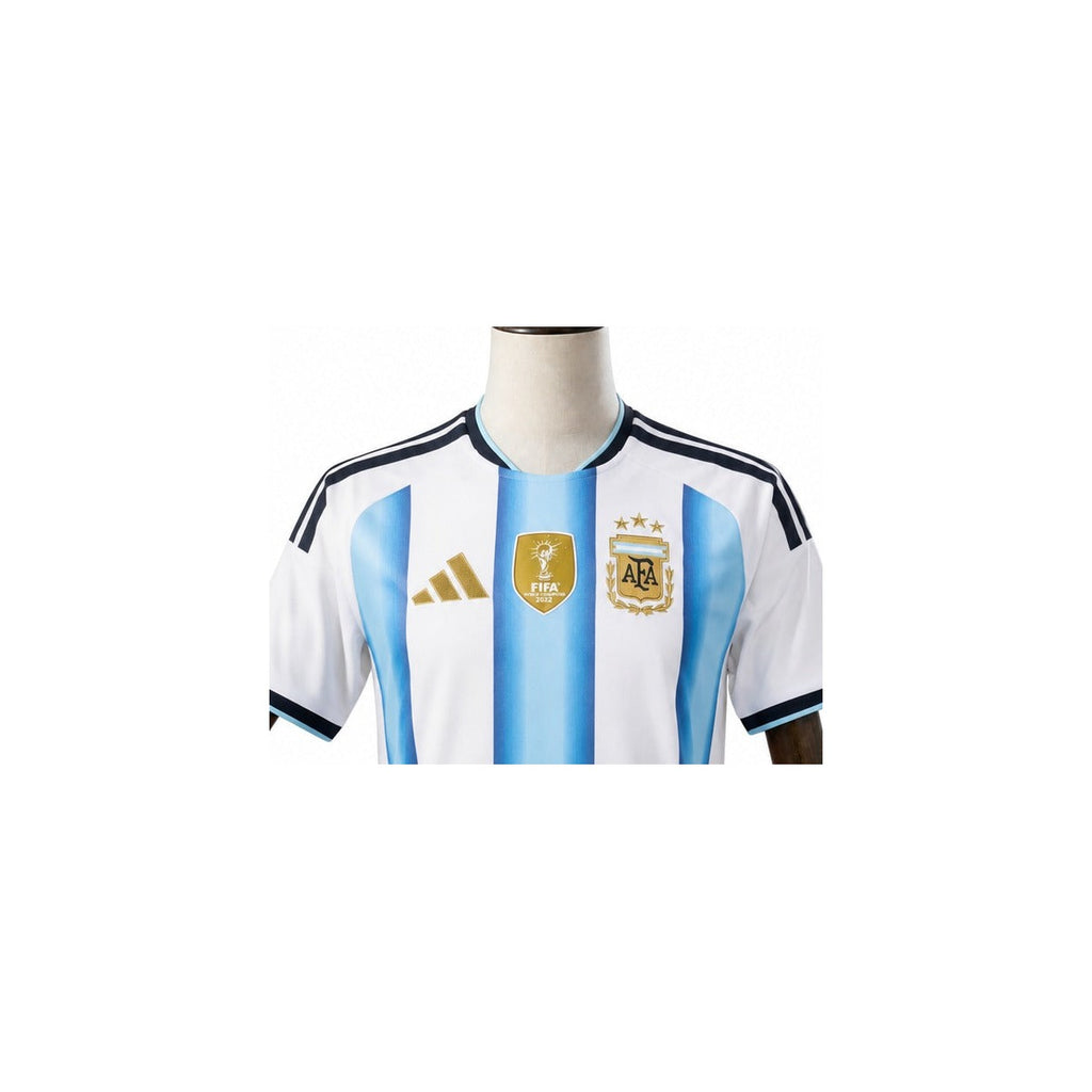 Camisa Seleção Argentina - 1º Uniforme Torcedor 2026 detalhe escudo manequim fundo branco