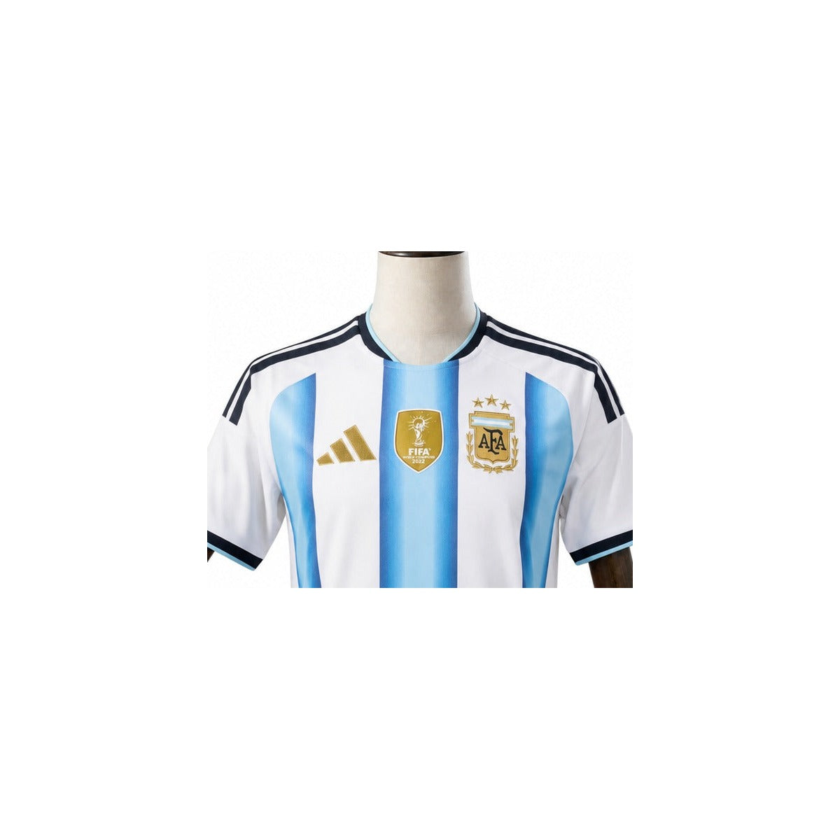 Camisa Seleção Argentina - 1º Uniforme Torcedor 2026 detalhe escudo manequim fundo branco