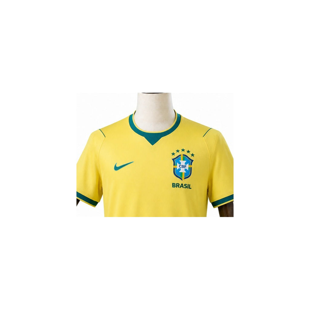 Camisa Seleção Brasil - 1º Uniforme Torcedor 2026 detalhe escudo manequim fundo branco