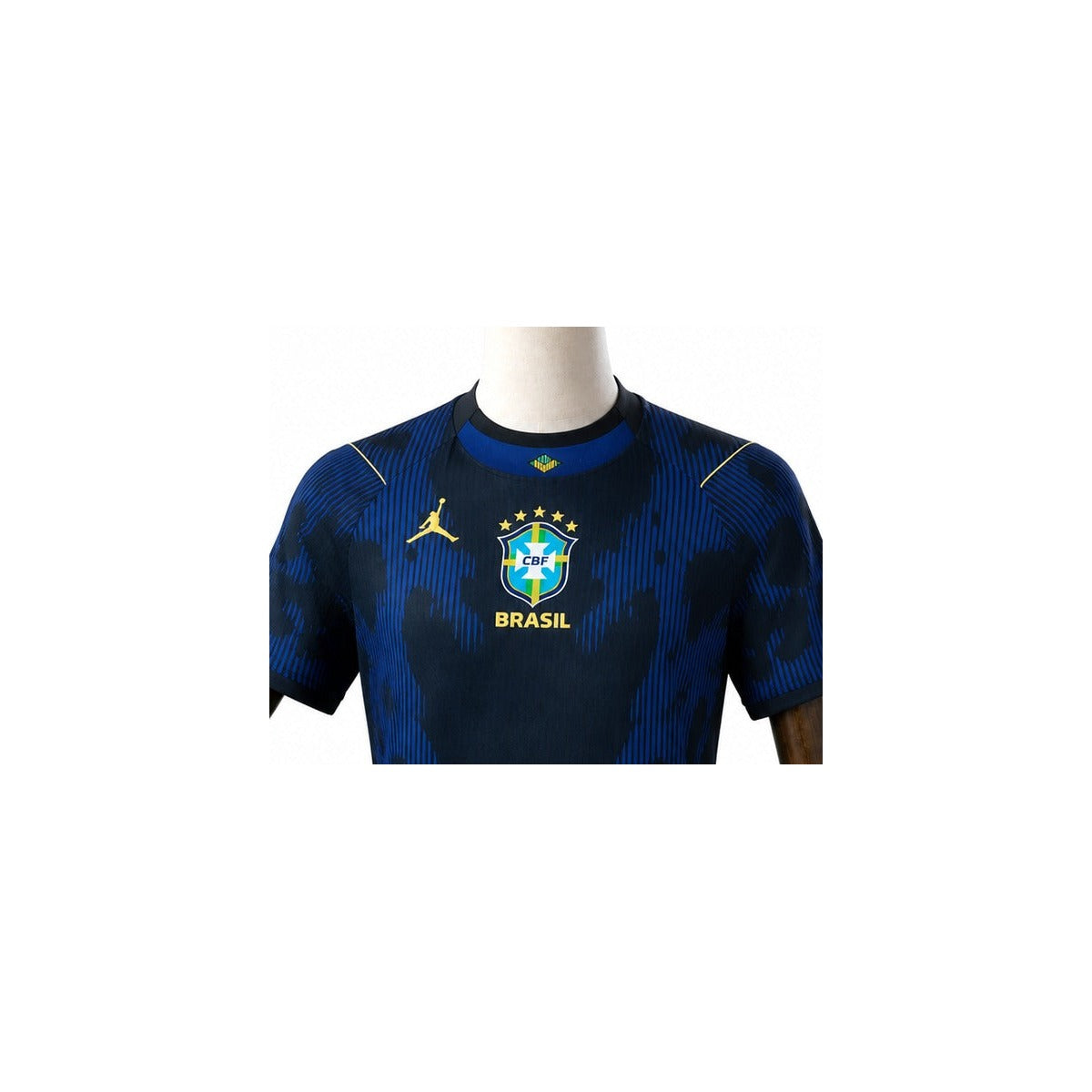 Camisa Seleção Brasileira Azul 2026 detalhe escudo manequim fundo branco