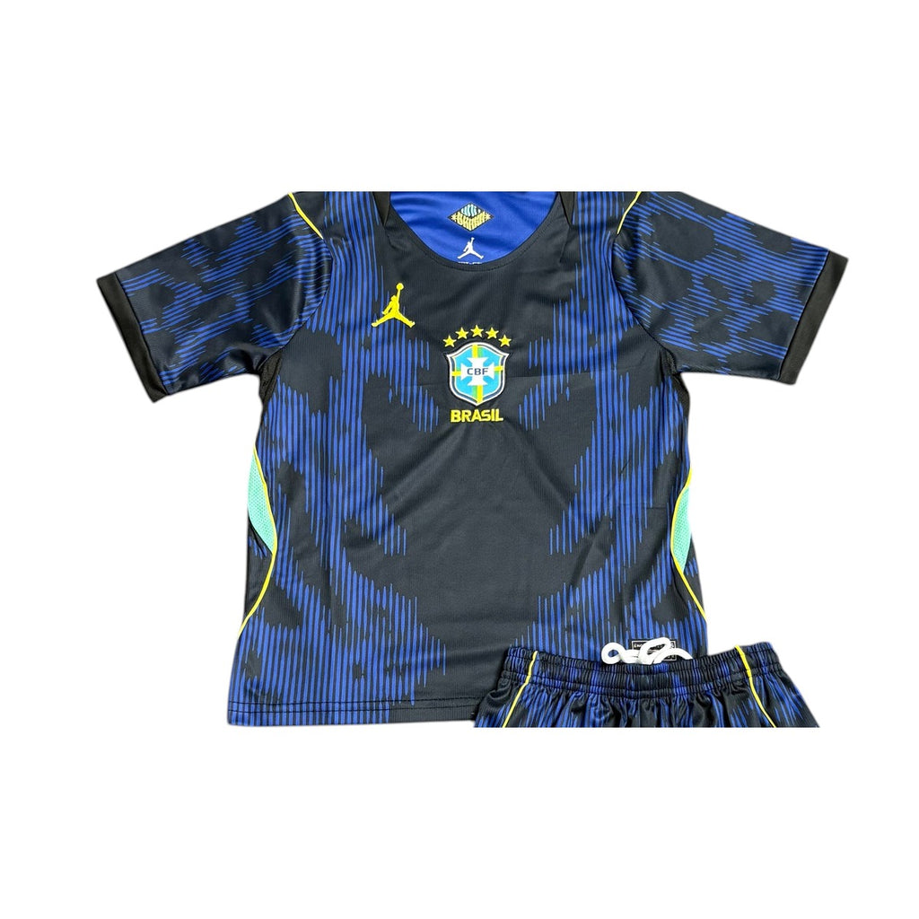 Camisa Seleção Brasileira Azul   Infantil 26 detalhe escudo manequim fundo branco