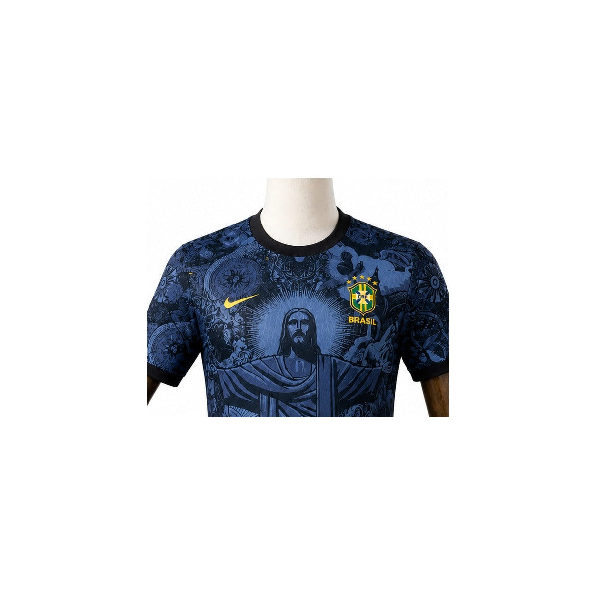Camisa Seleção Brasileira Preta (Edição Cristo) 2026 detalhe escudo manequim fundo branco