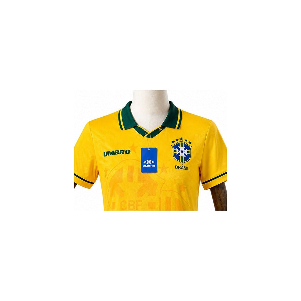 Camisa Seleção Brasileira Retrô Amarela 1994 (Copa do Mundo) detalhe escudo manequim fundo branco