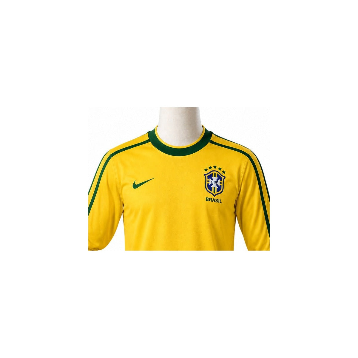 Camisa Seleção Brasileira Retrô Amarela Manga Longa 1998 (Copa do Mundo) detalhe escudo manequim fundo branco