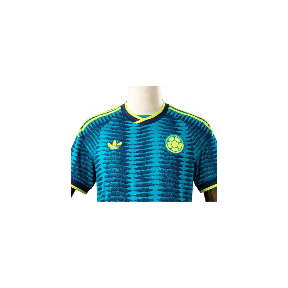 Camisa Seleção Colômbia - 2º Uniforme Torcedor 2026 detalhe escudo manequim fundo branco
