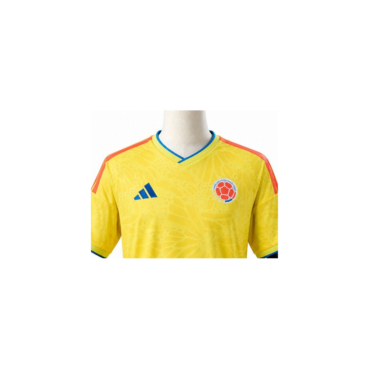 Camisa Seleção Colômbia - 1º Uniforme Torcedor 2026 detalhe escudo manequim fundo branco
