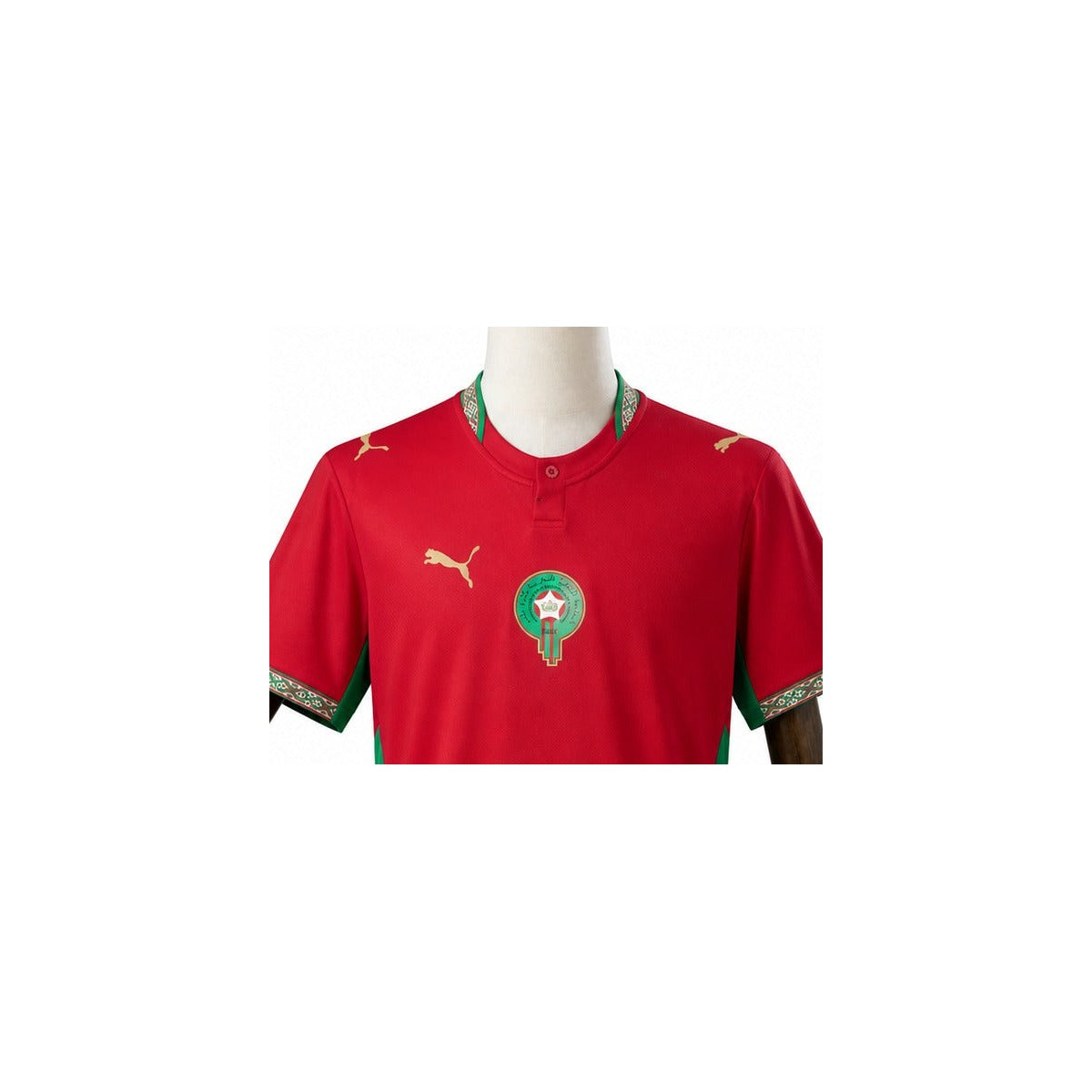 Camisa Seleção Marrocos 1 uniforme  2026 detalhe escudo manequim fundo branco