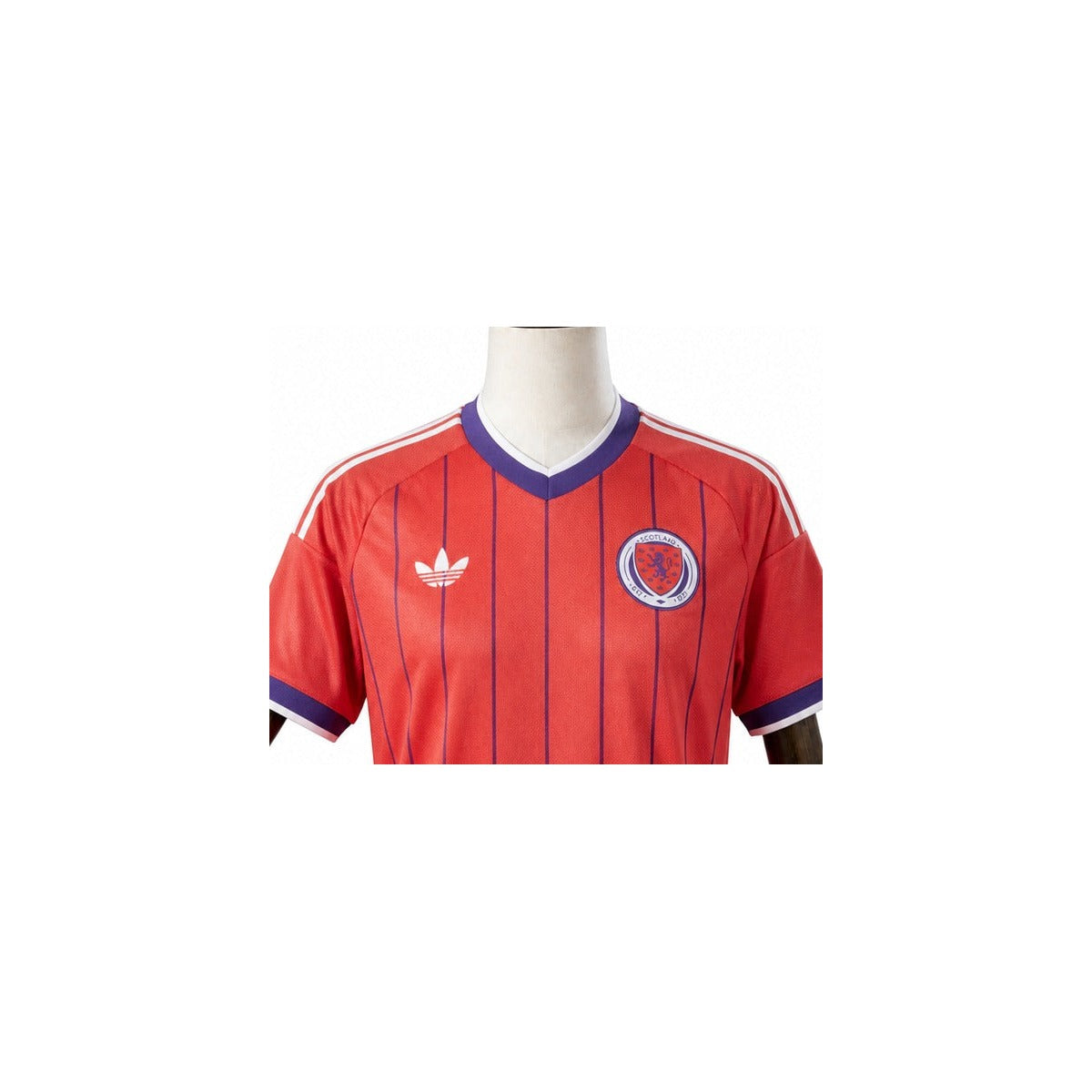 Camisa Seleção Escócia - 2º Uniforme Torcedor 2026 detalhe escudo manequim fundo branco