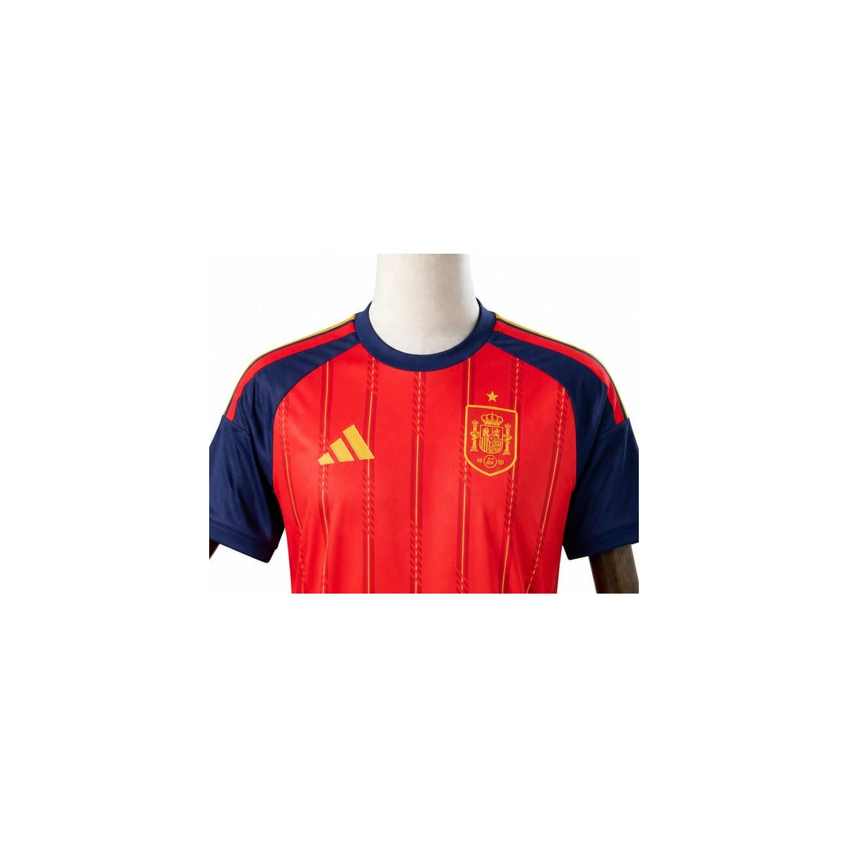 Camisa Seleção Espanha - 1º Uniforme Torcedor 2026 detalhe escudo manequim fundo branco