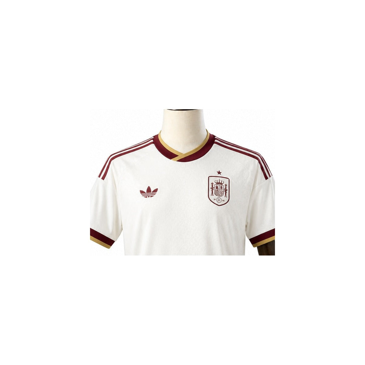 Camisa Seleção Espanha - 2º Uniforme Torcedor 2026 detalhe escudo manequim fundo branco