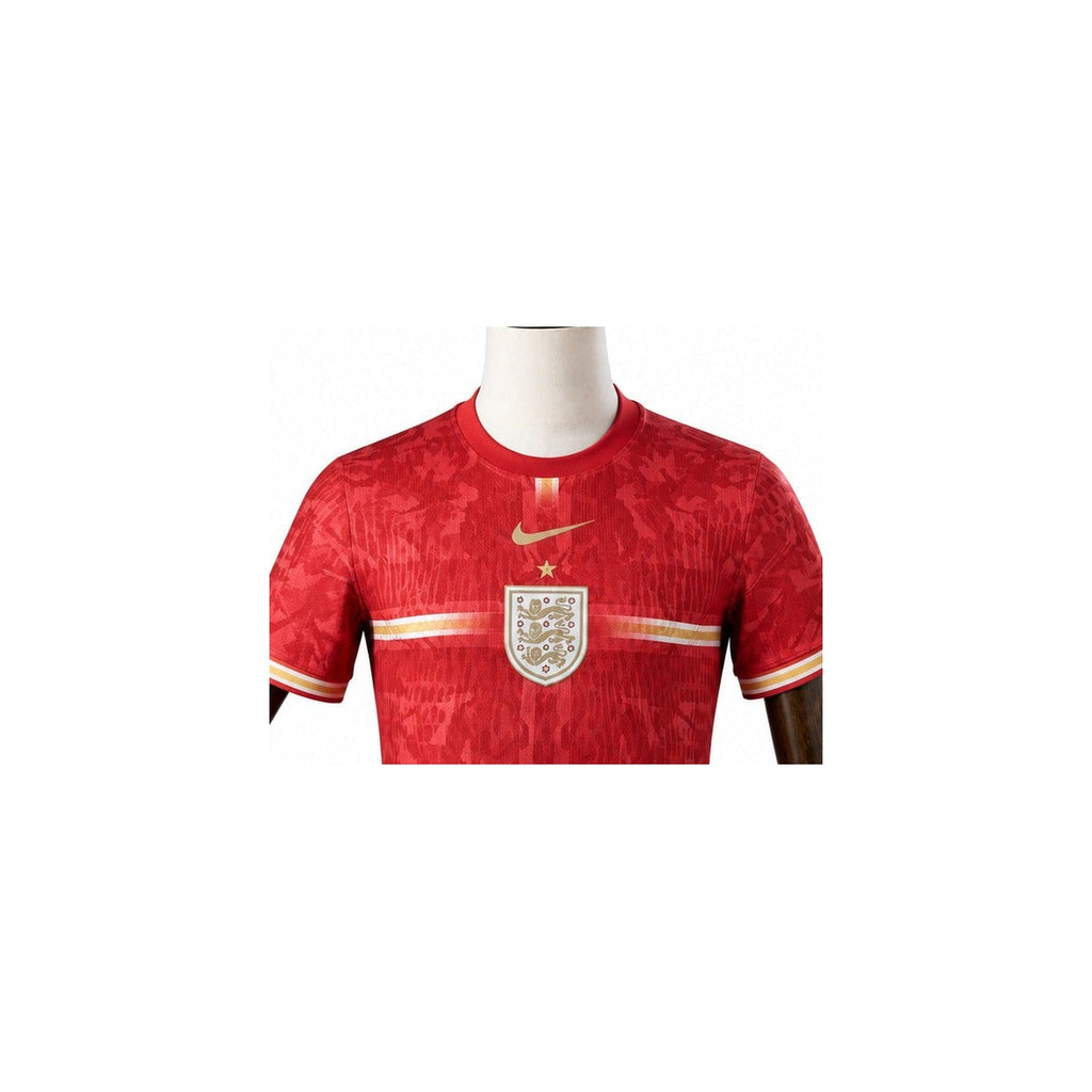 Camisa Seleção Inglaterra 2 uniforme 2026 detalhe escudo manequim fundo branco