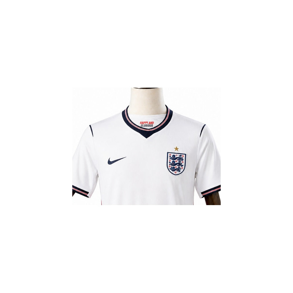 Camisa Seleção Inglaterra 1 uniforme 2026 detalhe escudo manequim fundo branco